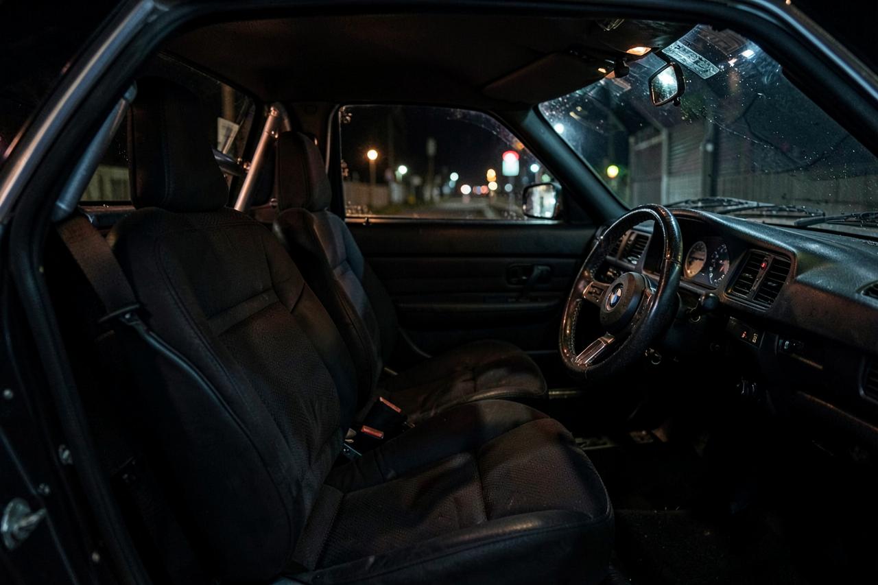 E30 interior with bucket seats and roll bar